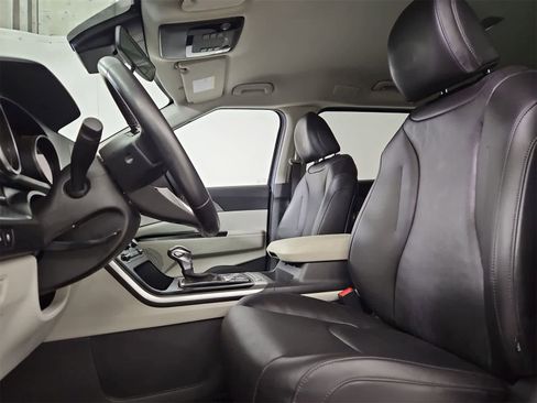 Used 2023 Kia Carnival LX image 16