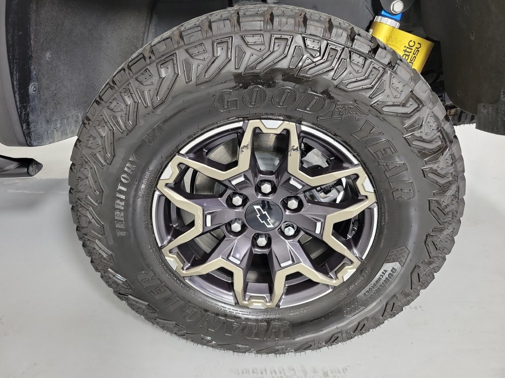 Used 2025 Chevrolet Colorado ZR2 w/ Technology Package AWD/4WD image 9