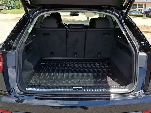 Used 2022 Audi Q8 Premium image 32