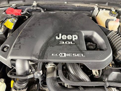 Used 2022 Jeep Wrangler Unlimited Sahara AWD/4WD image 33