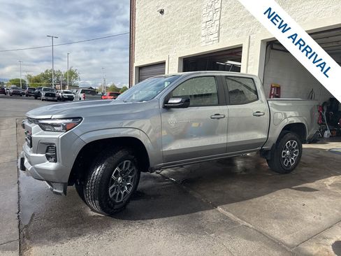 Used 2025 Chevrolet Colorado Z71 w/ Technology Package AWD/4WD image 4