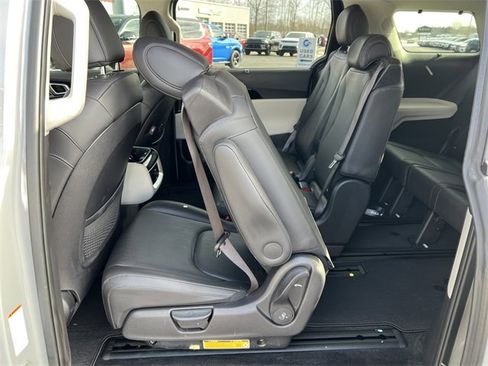 Used 2024 Kia Carnival EX image 5