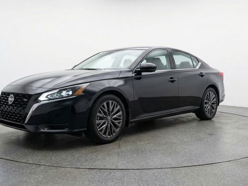 Used 2025 Nissan Altima 2.5 SV image 3