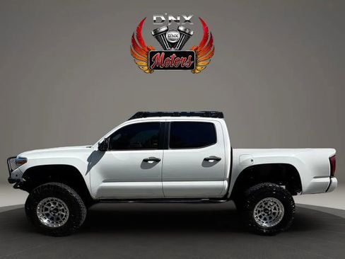Used 2022 Toyota Tacoma SR5 AWD/4WD image 2