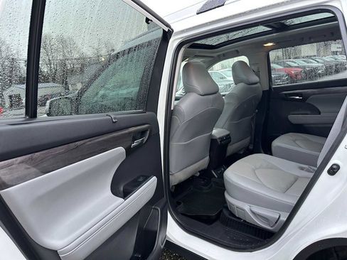 Used 2021 Toyota Highlander Platinum image 16