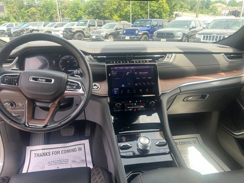 Used 2025 Jeep Grand Cherokee Summit AWD/4WD image 9