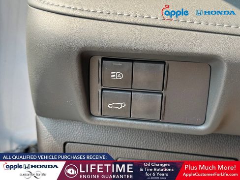Used 2021 Toyota Highlander XLE AWD/4WD image 32