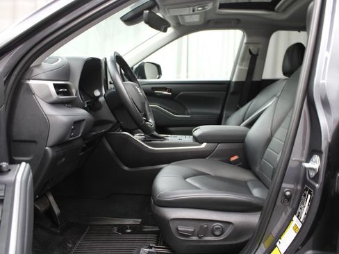 Used 2021 Toyota Highlander XLE AWD/4WD image 15