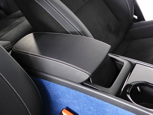 Used 2023 Volvo XC40 Recharge Ultimate image 16