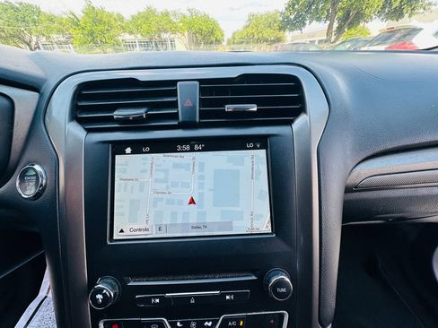 Used 2017 Ford Fusion SE FWD image 22