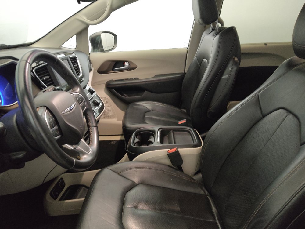 Used 2018 Chrysler Pacifica Touring-L FWD image 17