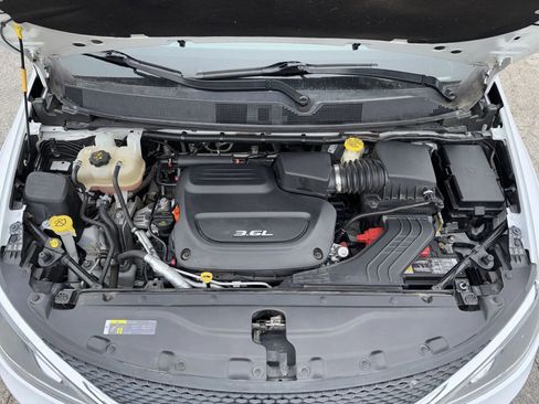 Used 2018 Chrysler Pacifica Touring-L Plus w/ Advanced Safetytec Group image 18