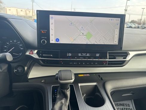 Used 2025 Toyota Sienna XLE image 20
