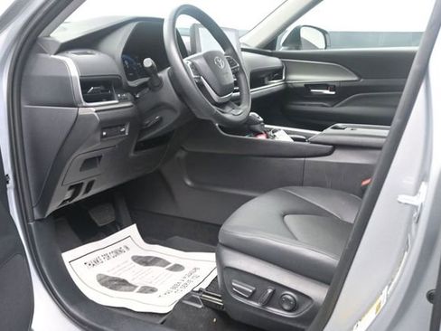 Used 2025 Toyota Grand Highlander FWD image 17