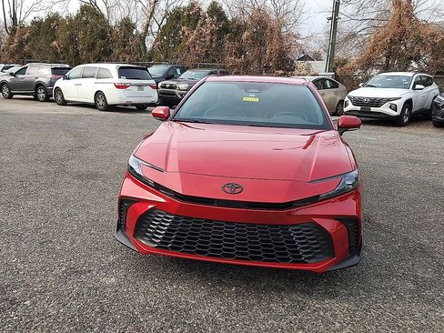 Used 2025 Toyota Camry SE w/ Convenience Package image 3