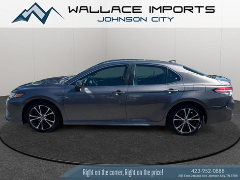 Used 2020 Toyota Camry SE FWD image 1