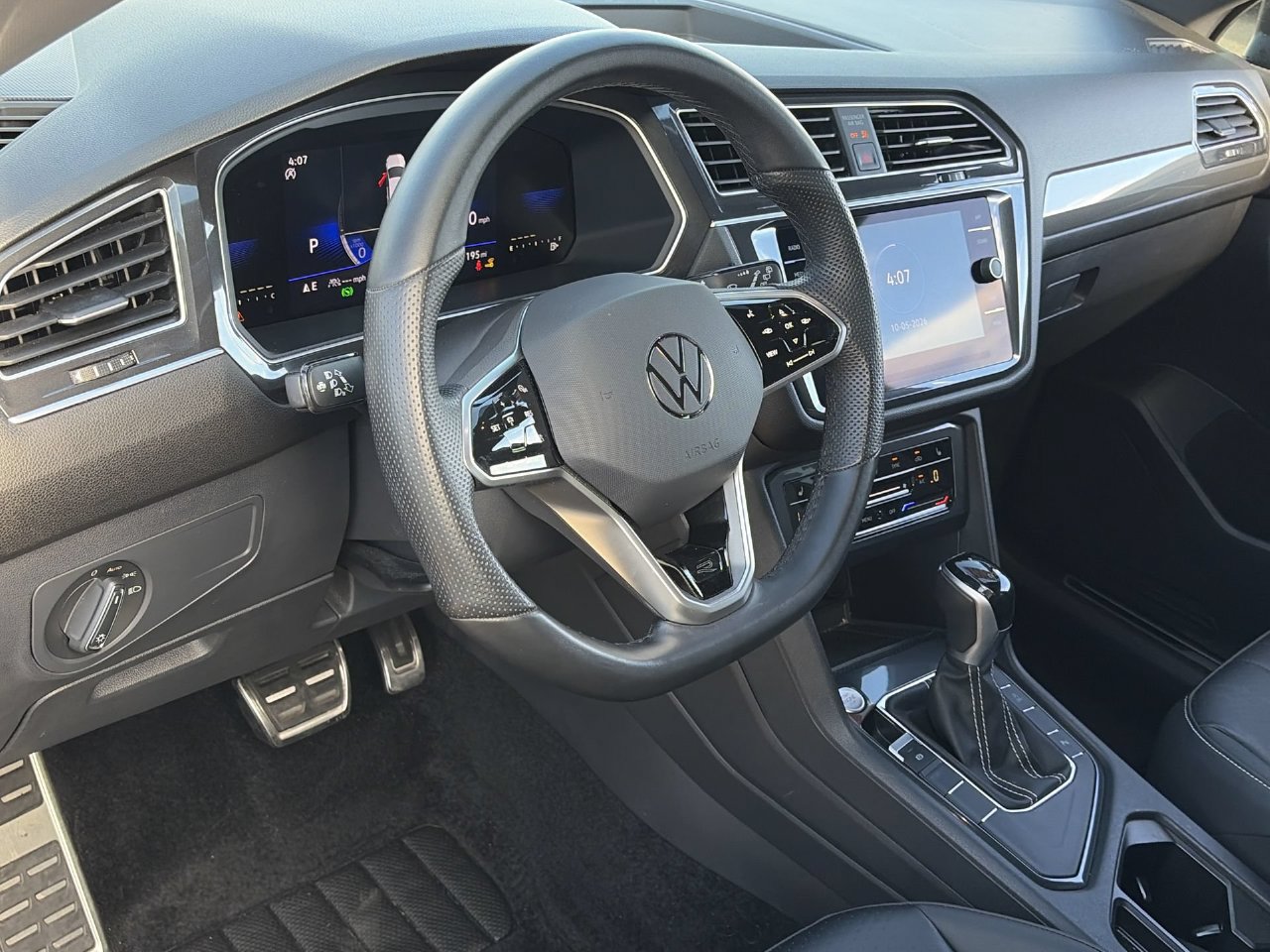 Used 2024 Volkswagen Tiguan SE R-Line FWD image 17