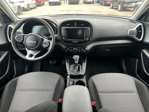 Used 2025 Kia Soul LX w/ LX Technology Package FWD image 31