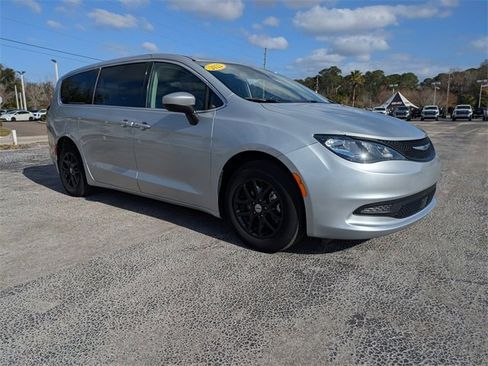 Used 2022 Chrysler Voyager LX image 2