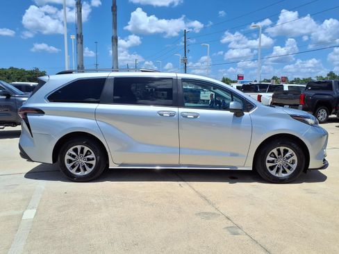 Certified 2023 Toyota Sienna XLE FWD image 5