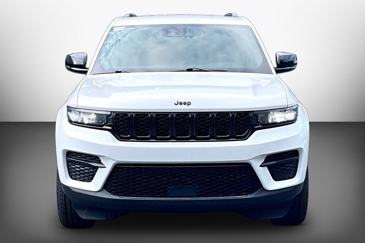 Used 2023 Jeep Grand Cherokee Altitude AWD/4WD image 3