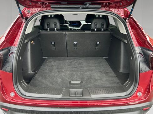 Used 2025 Chevrolet Trax LT FWD image 19