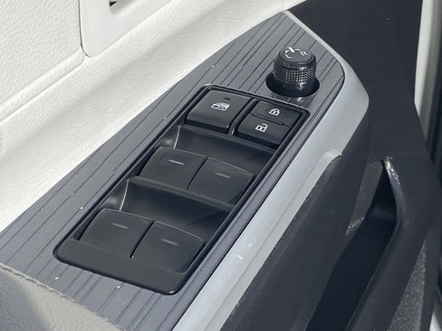 Certified 2025 Toyota Sienna LE FWD image 30