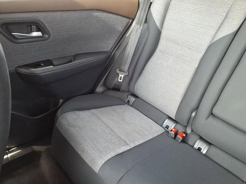 Used 2022 Nissan Rogue SV image 16