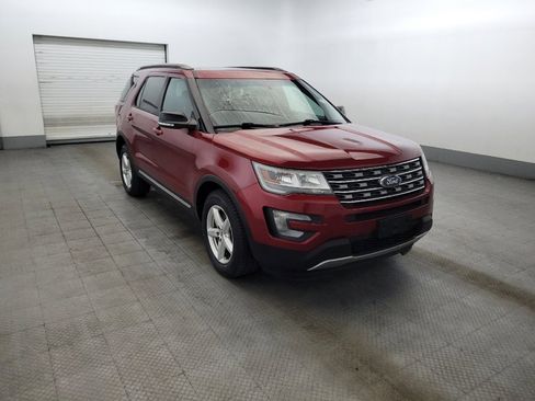Used 2016 Ford Explorer XLT w/ Equipment Group 202A AWD/4WD image 13