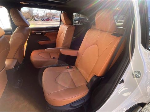 Used 2024 Toyota Highlander Platinum image 31