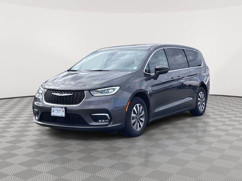 Used 2022 Chrysler Pacifica Touring-L image 3