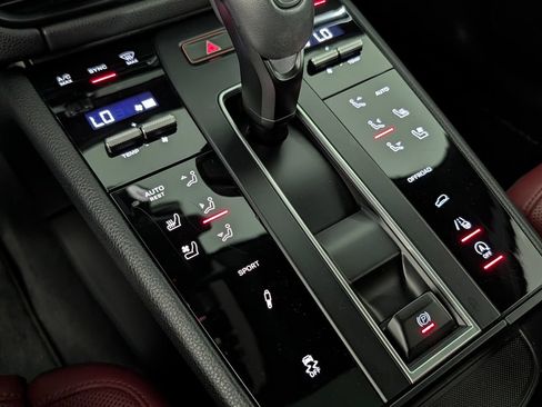 Certified 2023 Porsche Macan AWD/4WD image 33