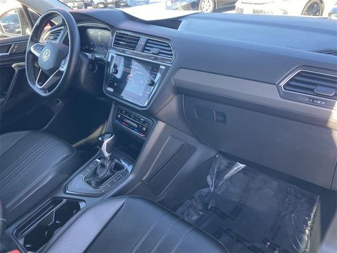 Used 2024 Volkswagen Tiguan SE image 15