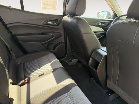 Used 2025 Chevrolet Trax LT w/ LT Convenience Package FWD image 12