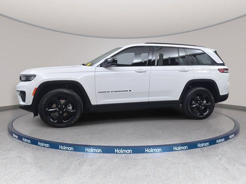 Used 2023 Jeep Grand Cherokee Altitude AWD/4WD image 9