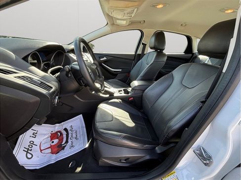 Used 2014 Ford Focus SE w/ Equipment Group 201A image 2