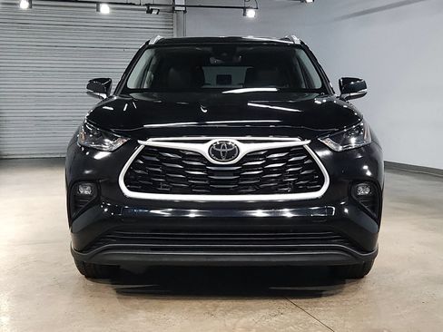 Used 2025 Toyota Highlander XLE AWD/4WD image 2