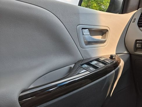 Used 2017 Toyota Sienna XLE Premium AWD/4WD image 19