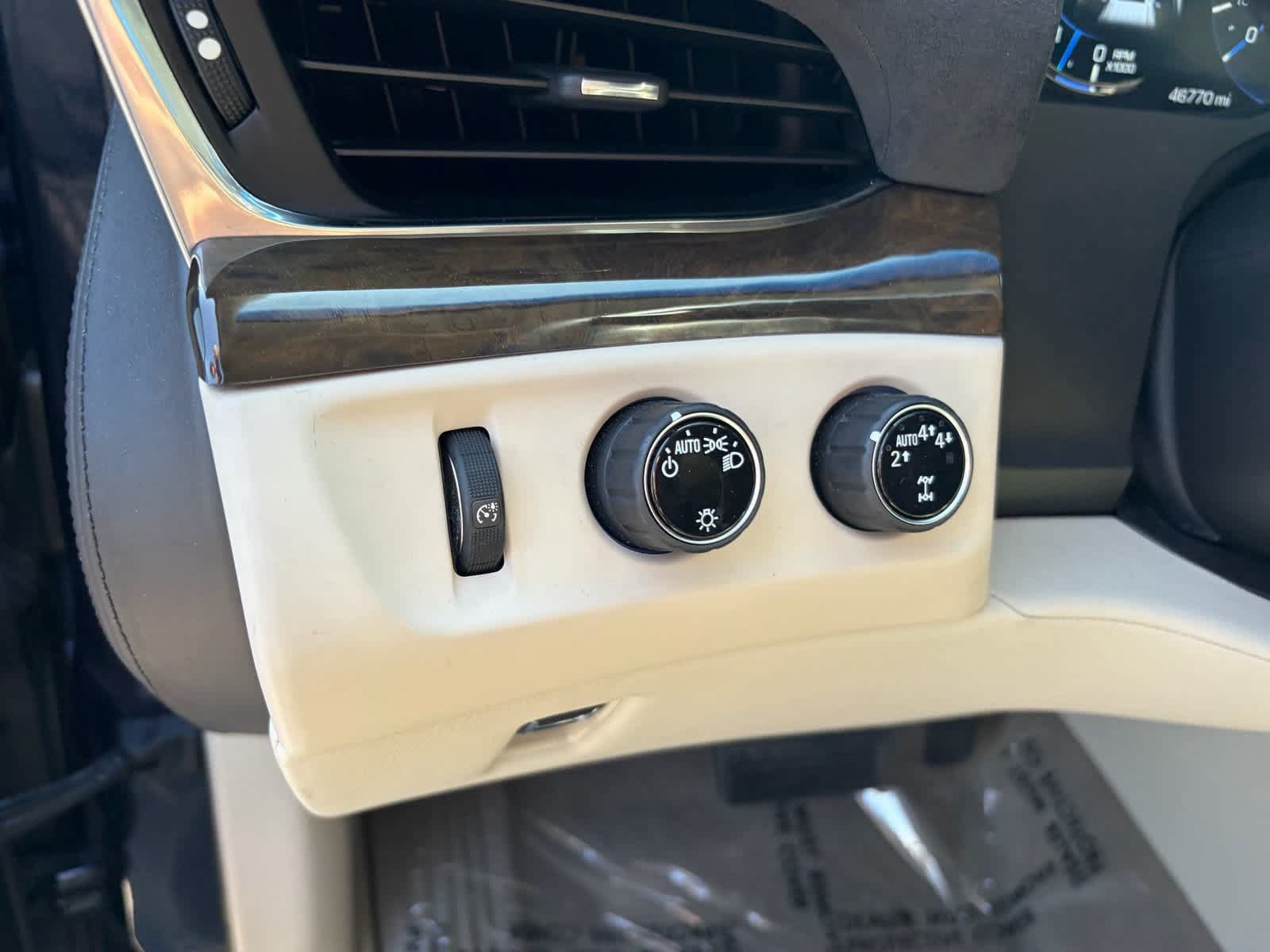 Used 2018 Cadillac Escalade Premium Luxury AWD/4WD image 15