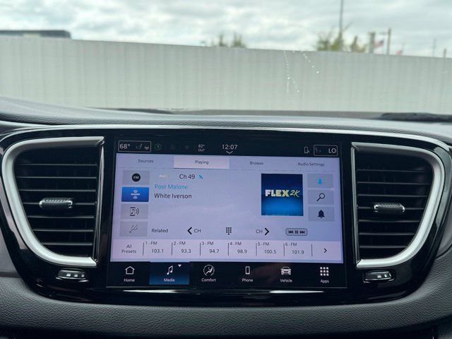 Used 2025 Chrysler Pacifica Select FWD image 16