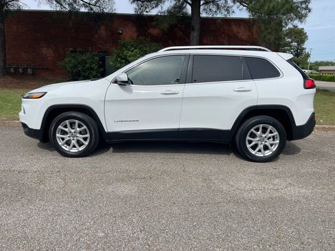 Used 2015 Jeep Cherokee Latitude w/ Comfort/Convenience Group FWD image 2