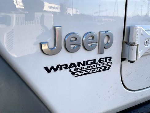 Used 2018 Jeep Wrangler Unlimited Sport image 32