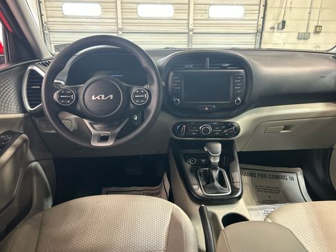 Used 2023 Kia Soul LX w/ LX Technology Package FWD image 4