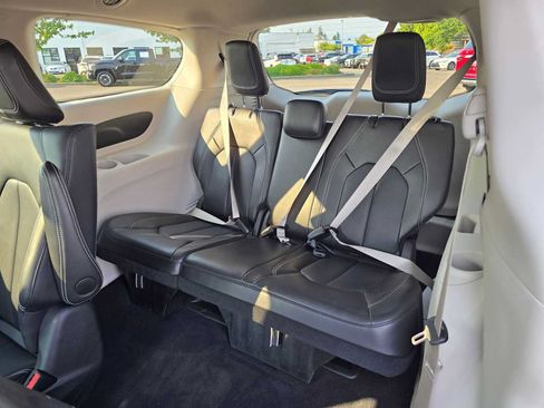 Used 2024 Chrysler Pacifica Limited FWD image 21