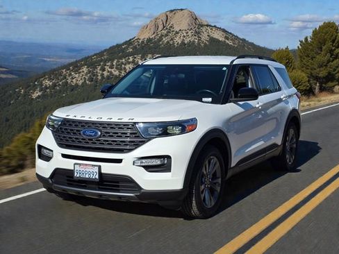 Used 2022 Ford Explorer XLT image 3