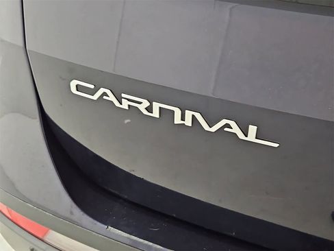 Used 2023 Kia Carnival LX image 12