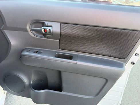 Used 2010 Scion xB FWD image 15