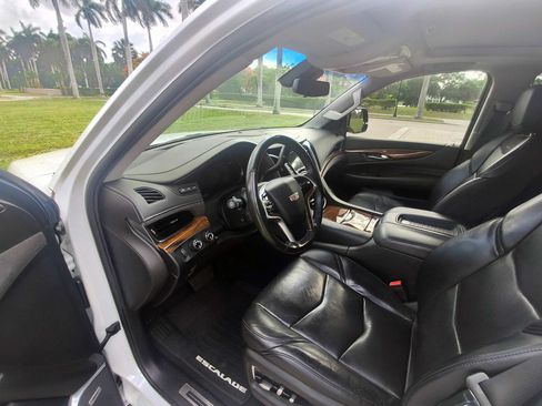 Used 2018 Cadillac Escalade ESV Premium Luxury AWD/4WD image 6