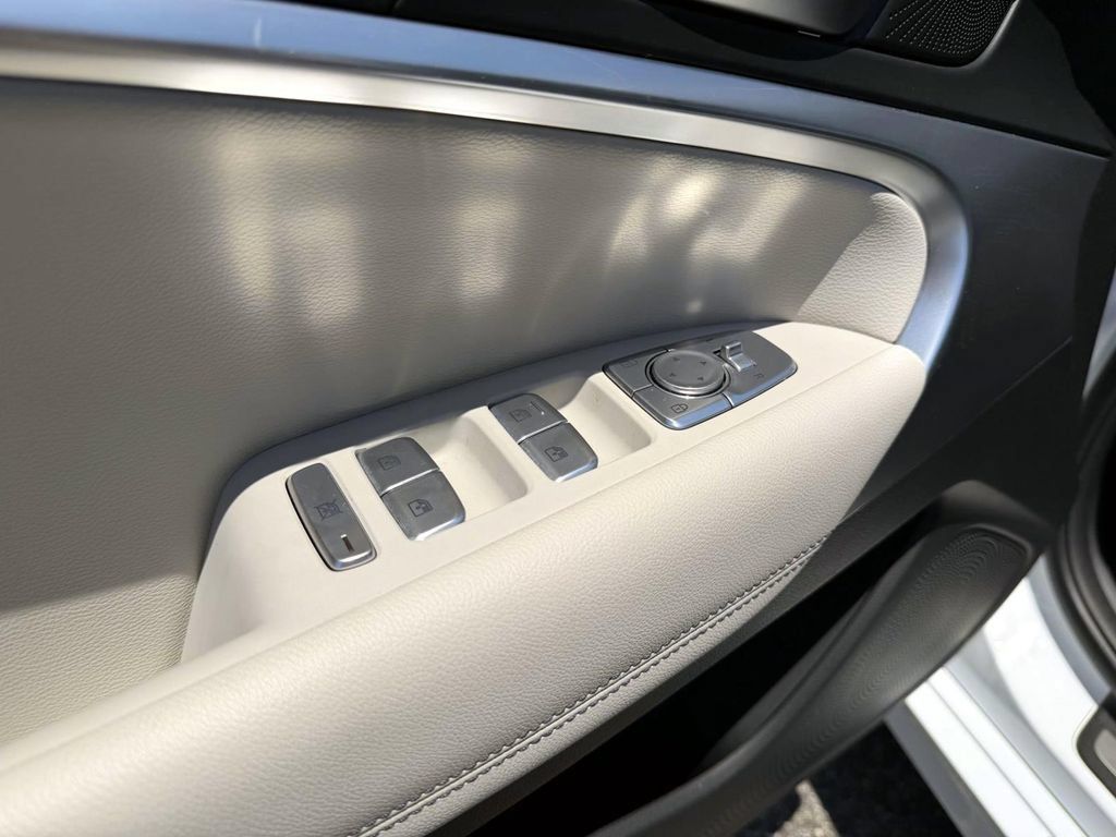 Certified 2025 Genesis G70 2.5T AWD/4WD image 25