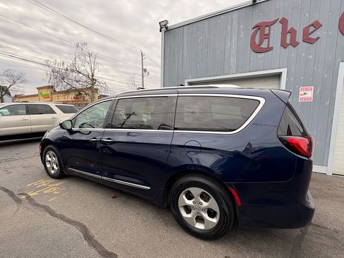 Used 2017 Chrysler Pacifica Touring-L Plus image 4